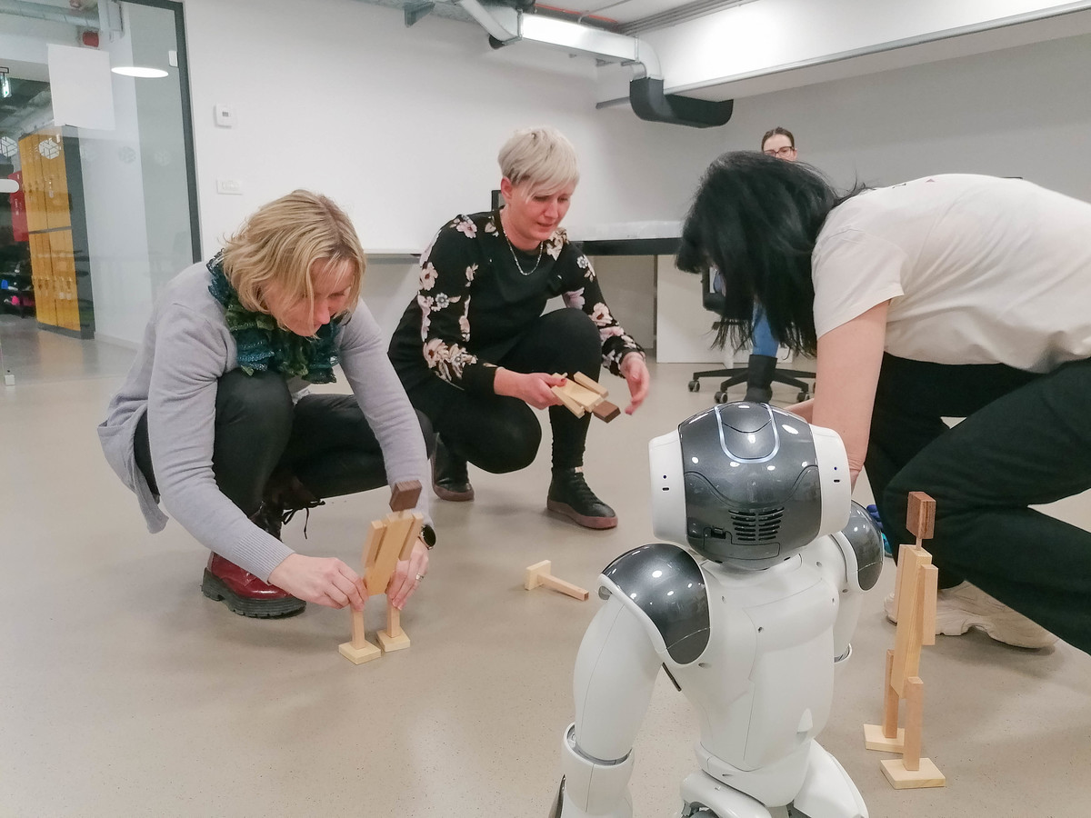 Simona Šalej: Pokončna drža robotka Tea