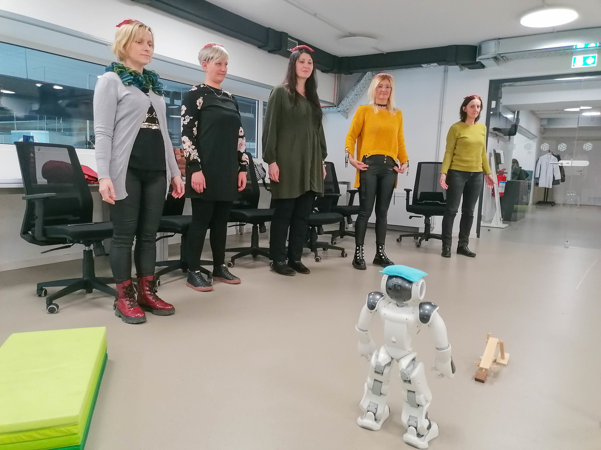 Simona Šalej: Pokončna drža robotka Tea